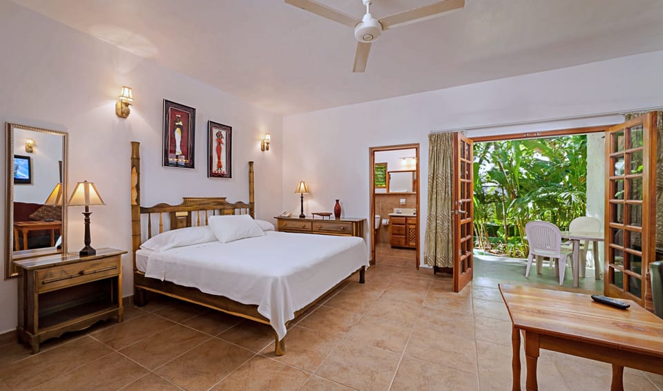 Garden Studio II - Bedroom with king bed