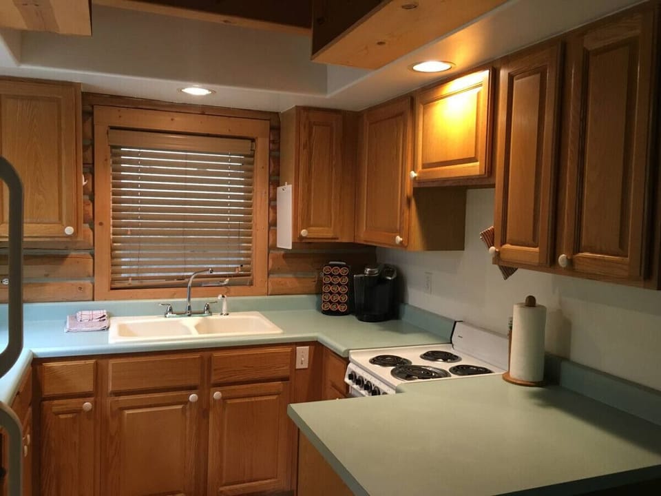 Full amenity kitchen. Please wash your dishes.