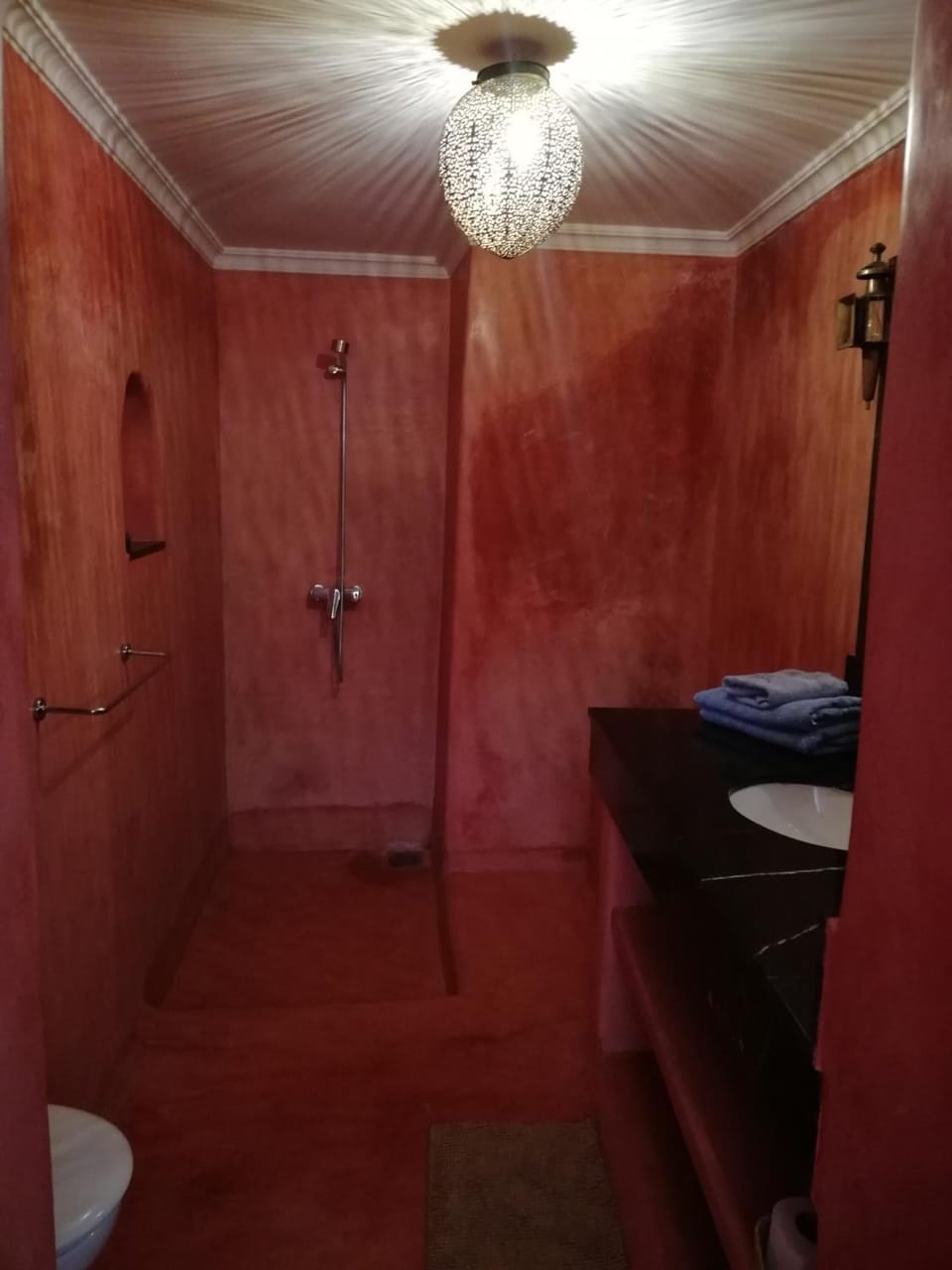 Deep soaking tub, hair dryer, towels