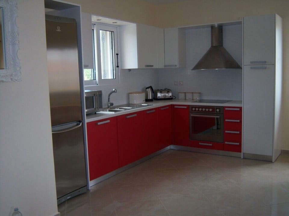 1st floor kitchen with cooker fridge freezer,dishwasher  washing machine 