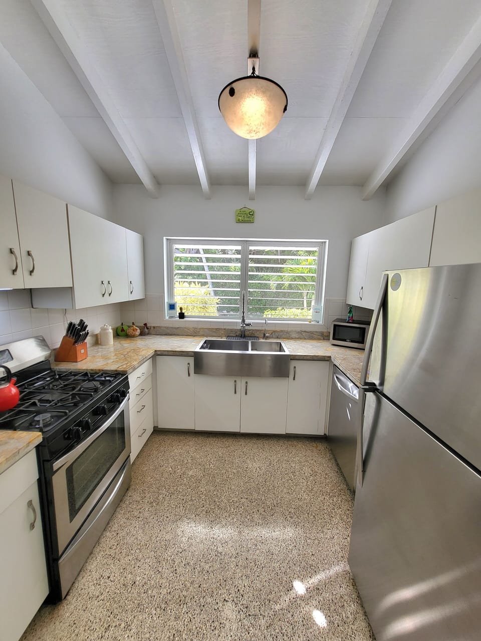 FULLY-EQUIPPED KITCHEN