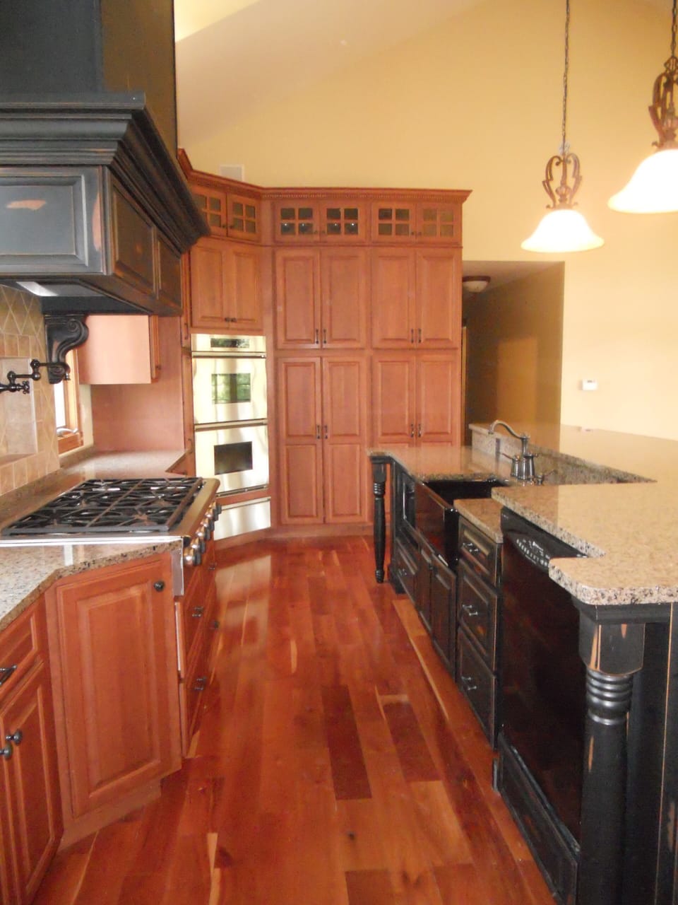 Gourmet Kitchen- Huge Granite Island