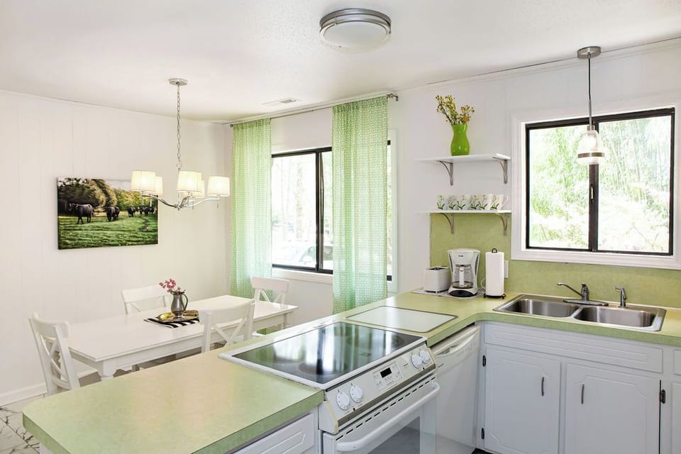 Sunny, fully-equipped eat-in kitchen