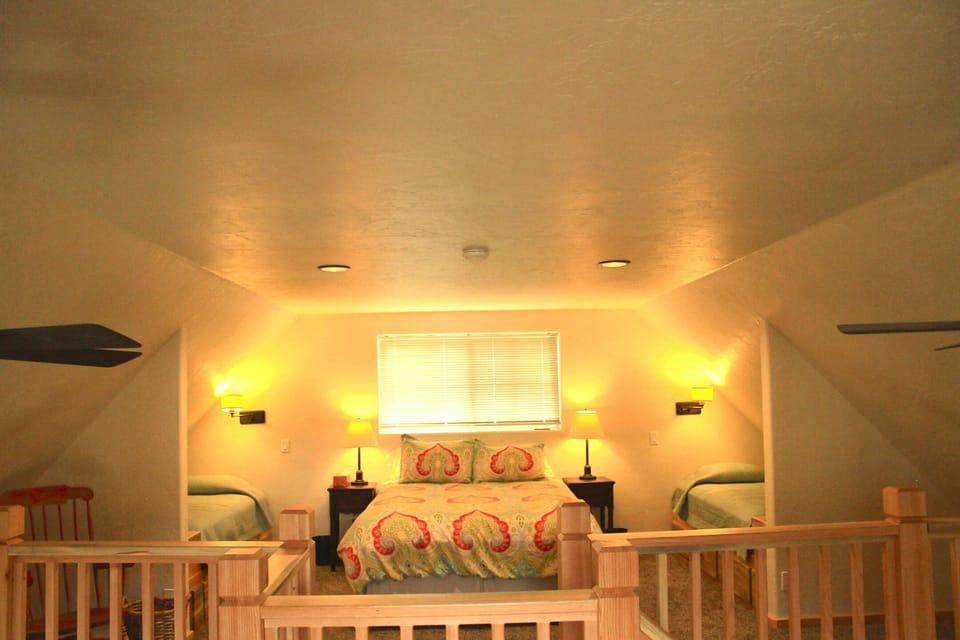Spacious loft with queen and two twin beds