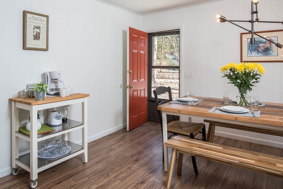 Fully equipped eat-in kitchen
