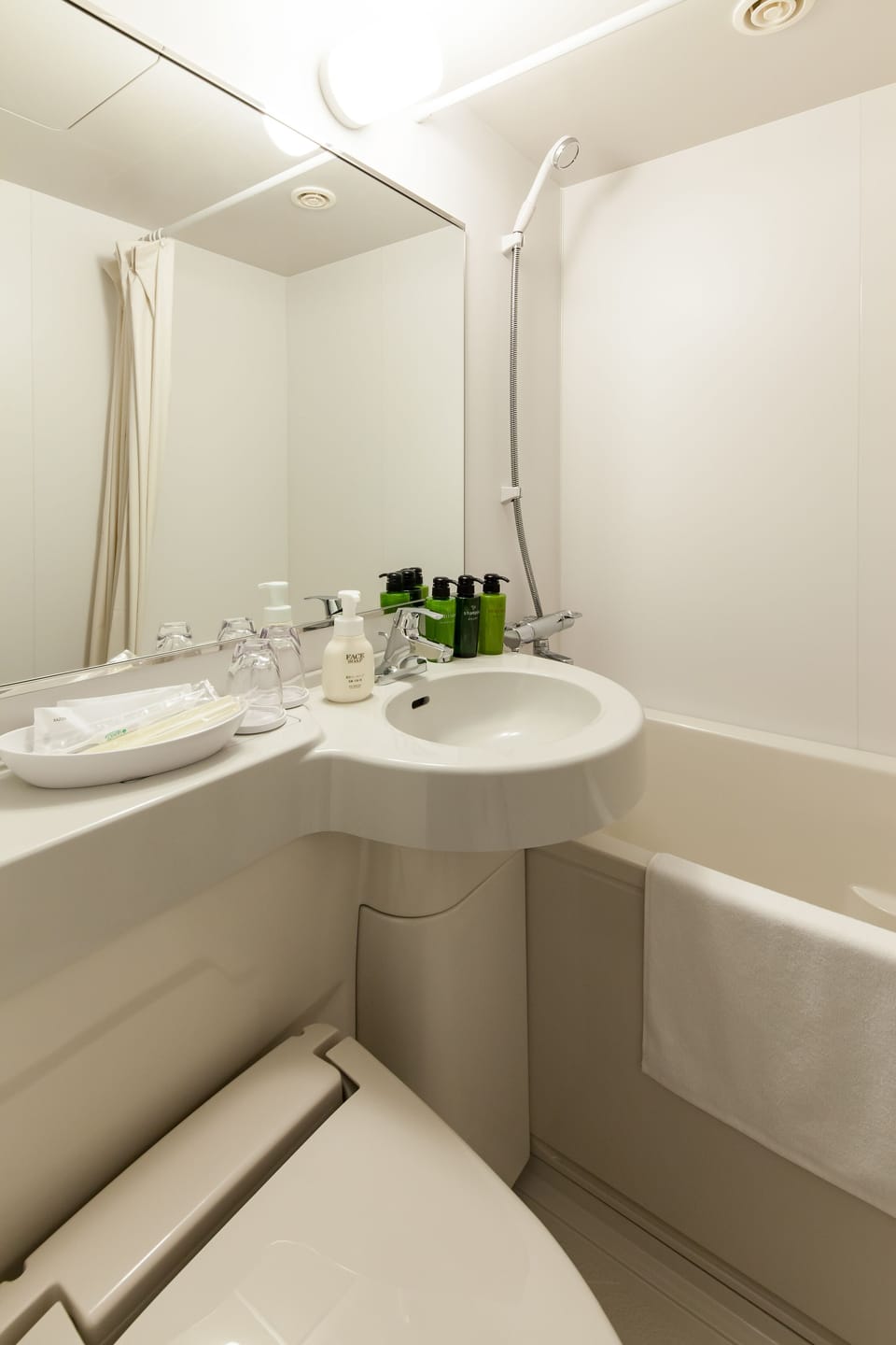 Combined shower/tub, free toiletries, hair dryer, slippers