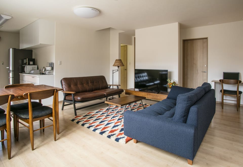 5 Bedroom Private Vacation House | Living room | Flat-screen TV, computer