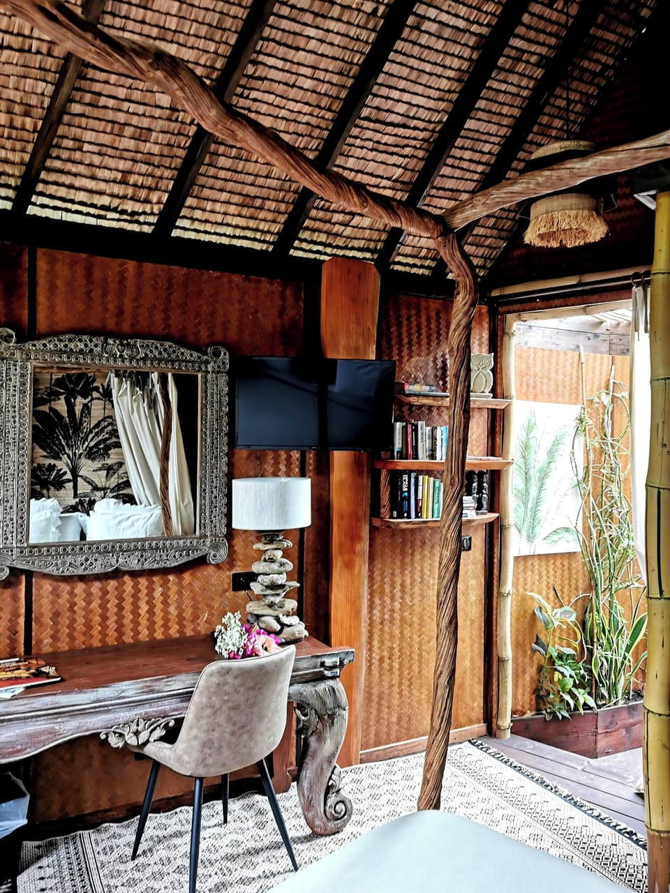 Romantic Suite | Living area | 1000-cm flat-screen TV with satellite channels, TV, Netflix