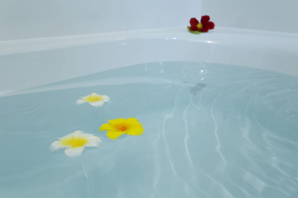 Deluxe Villa | Deep soaking bathtub