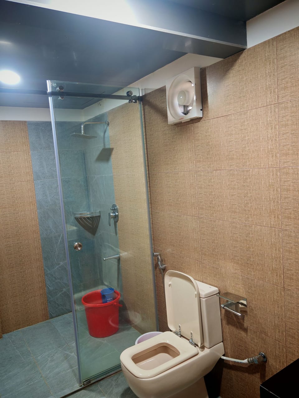 Deluxe Room | Bathroom | Shower, free toiletries, slippers, towels