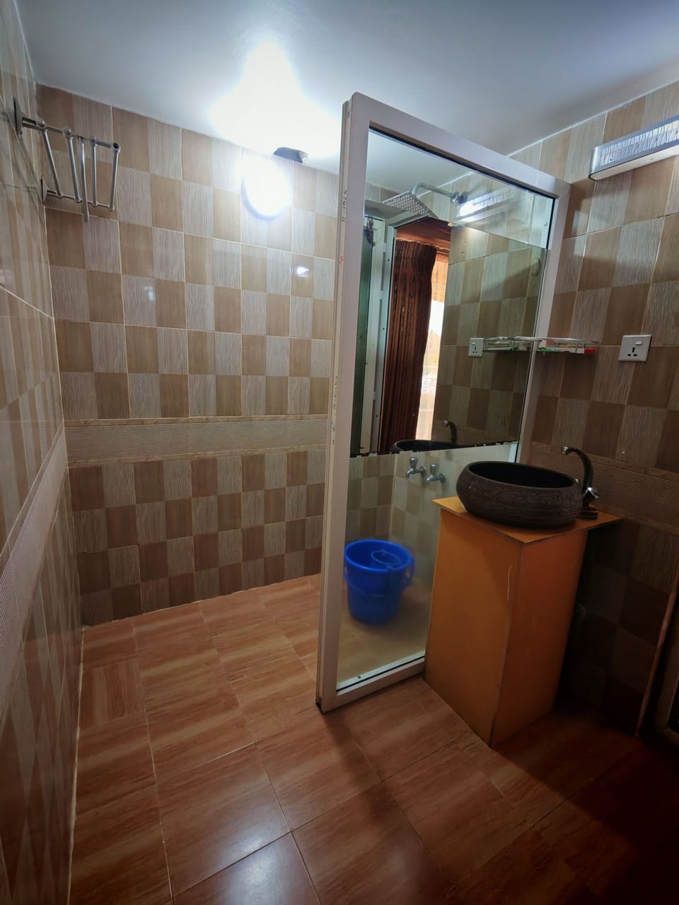 Deluxe Cottage, Lake View | Bathroom | Shower, free toiletries, slippers, towels