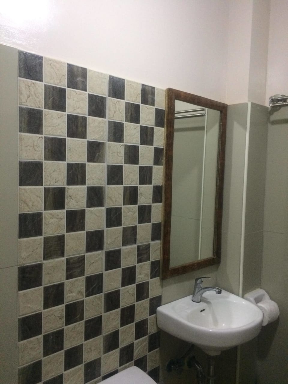 Basic Single Room, 1 Double Bed, Private Bathroom | Bathroom amenities | Shower, free toiletries, bidet, towels