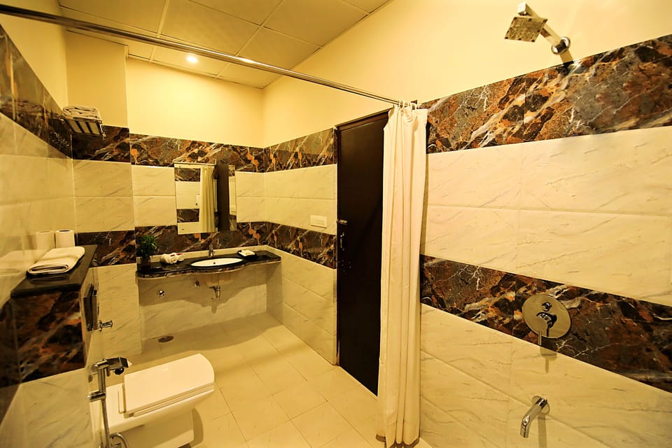 Shower, free toiletries, bathrobes, towels