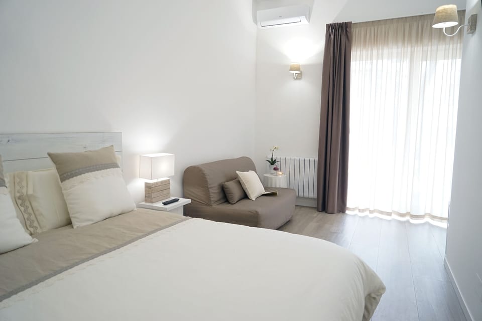 3 bedrooms, Frette Italian sheets, premium bedding, down comforters