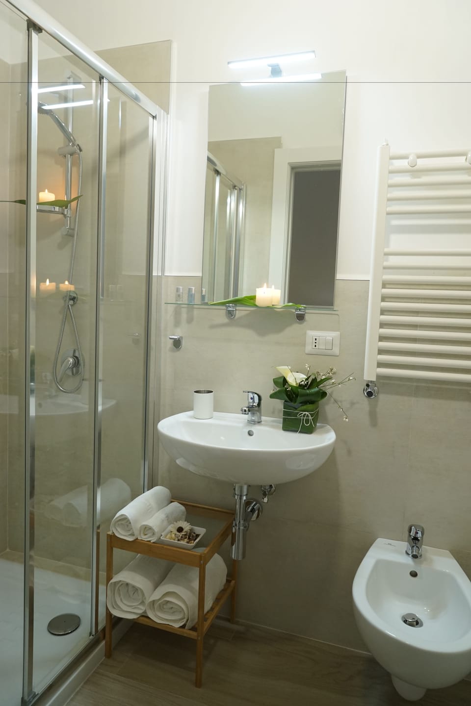 Classic Suite, 1 Queen Bed with Sofa bed, Non Smoking, Ensuite | Bathroom | Shower, rainfall showerhead, free toiletries, hair dryer