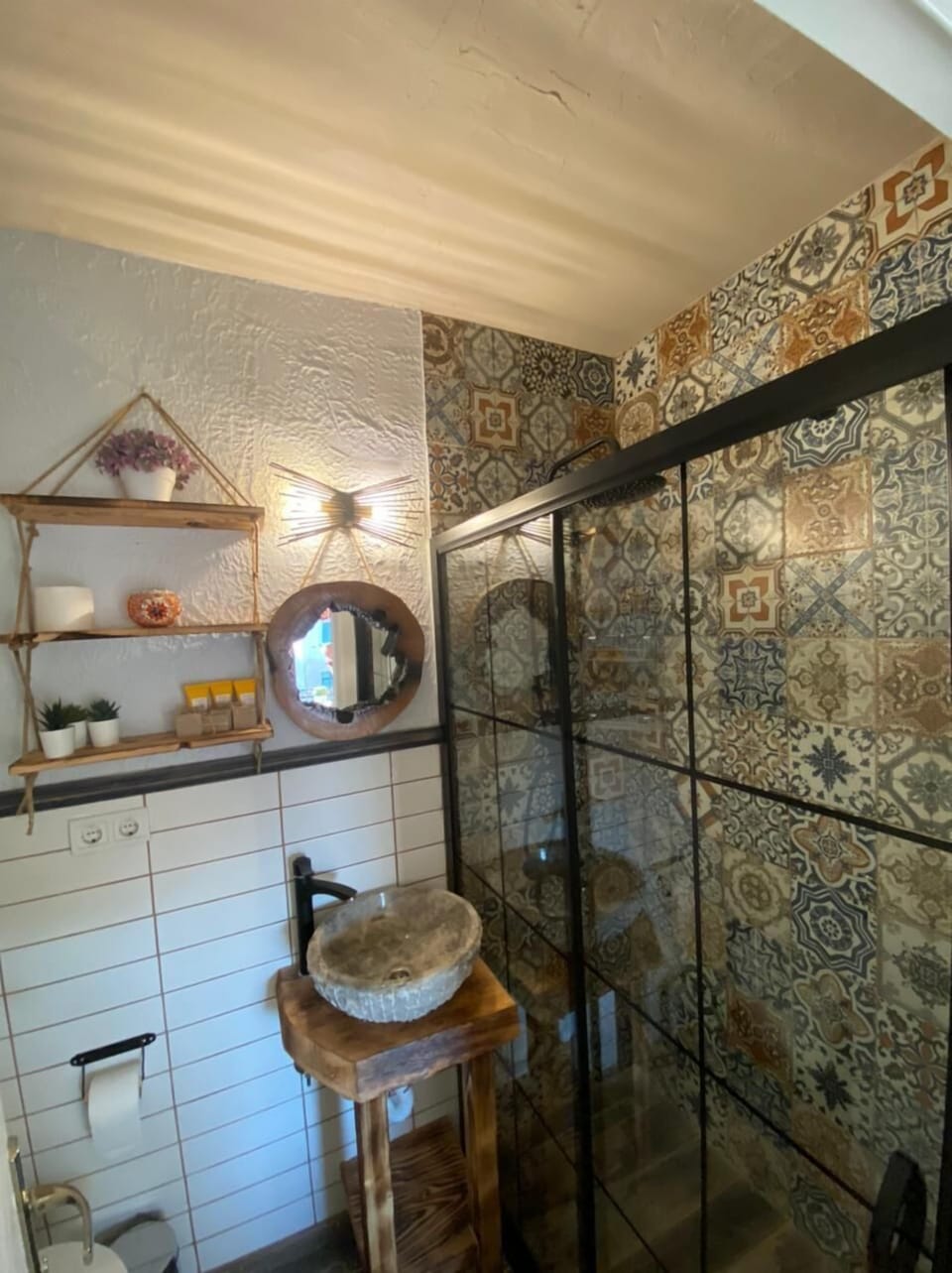 City Double Room | Bathroom | Shower, free toiletries, hair dryer, slippers