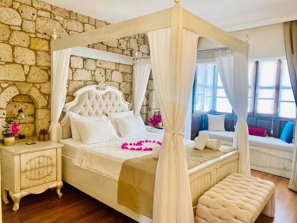 Comfort Double Room | Minibar, bed sheets