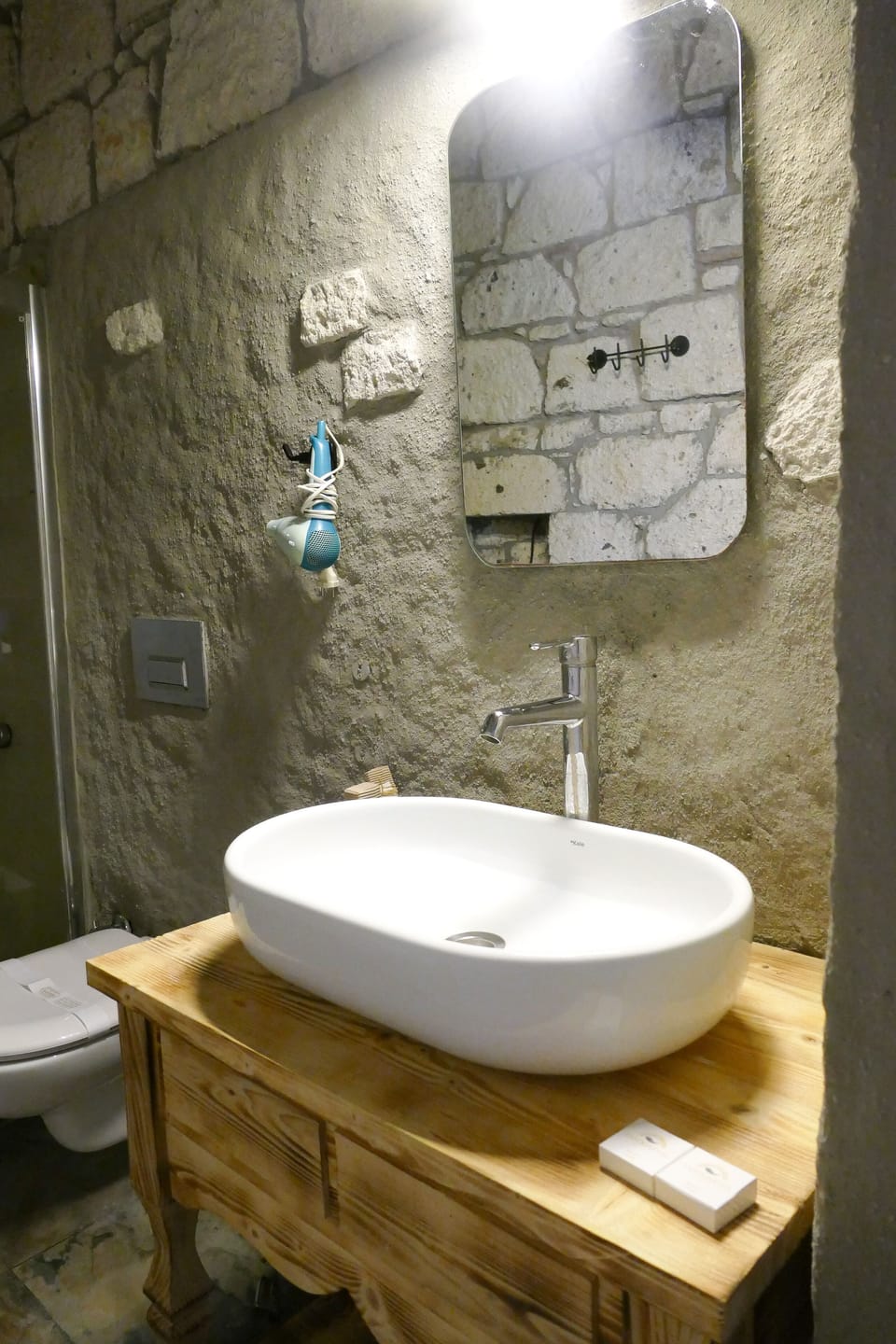 Comfort Studio Suite | Bathroom | Shower, free toiletries, hair dryer, slippers