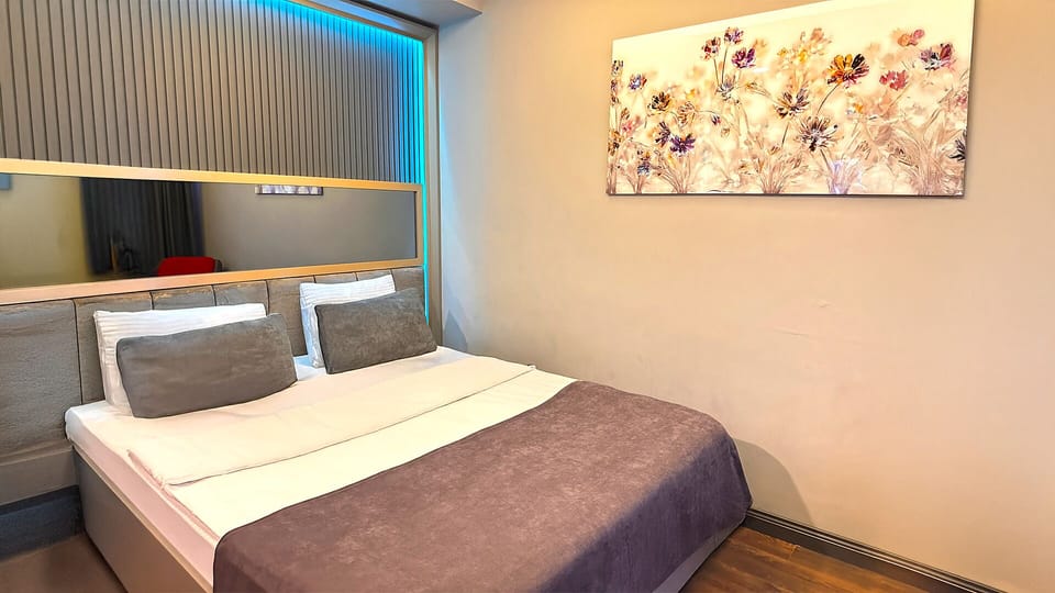 Economy Room | Premium bedding, minibar, in-room safe, blackout drapes