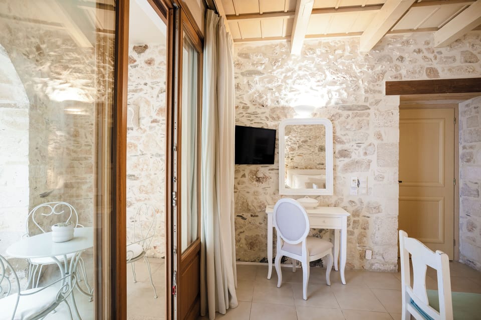 Junior Suite - Paeonia | Living area | LCD TV