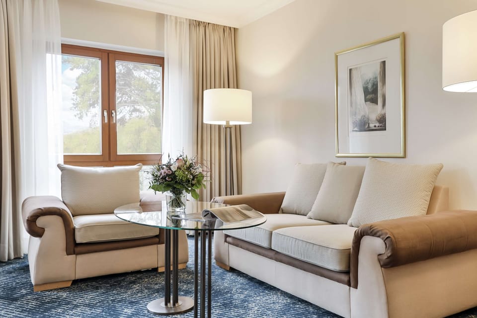 Junior Suite | Hypo-allergenic bedding, in-room safe, desk, blackout drapes