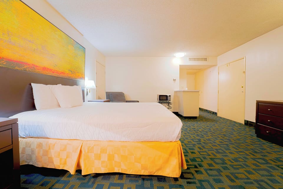 Premium bedding, desk, iron/ironing board, free WiFi