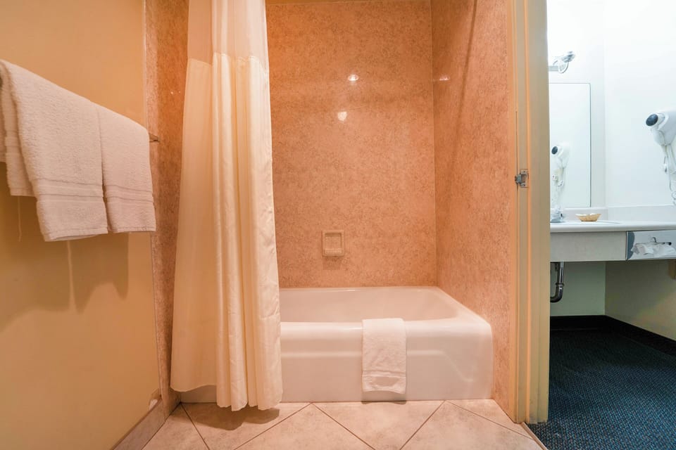Deluxe Room, 1 King Bed | Bathroom | Free toiletries, hair dryer, towels