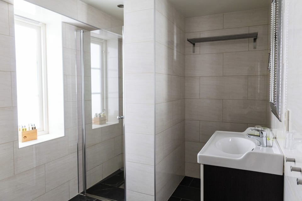 Junior Suite | Bathroom | Shower, free toiletries, hair dryer, towels