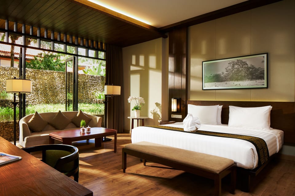 Osing Villa | Minibar, in-room safe, desk, blackout drapes