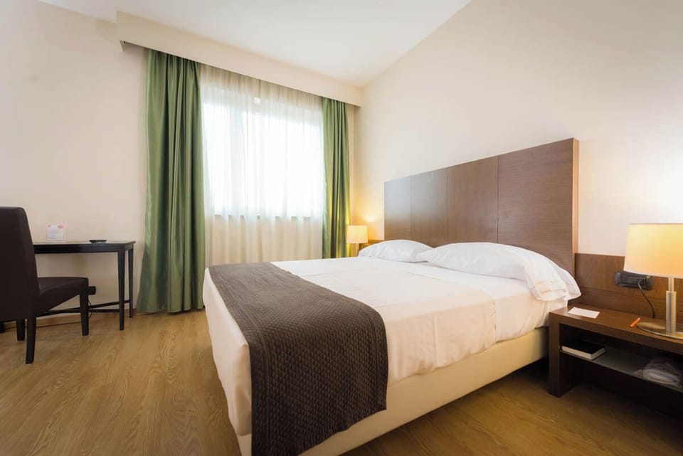 Premium bedding, down comforters, minibar, in-room safe