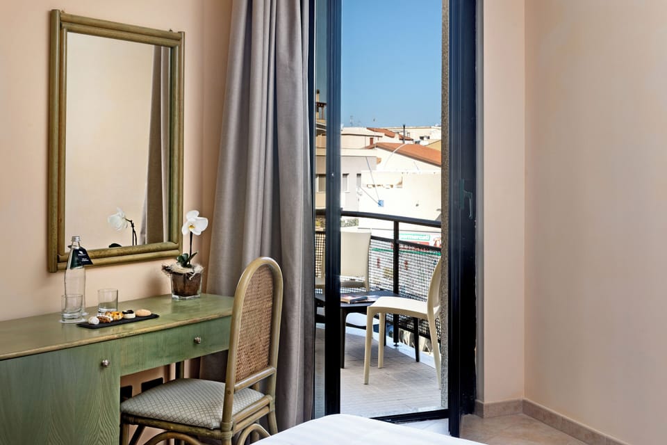 Minibar, in-room safe, desk, free WiFi