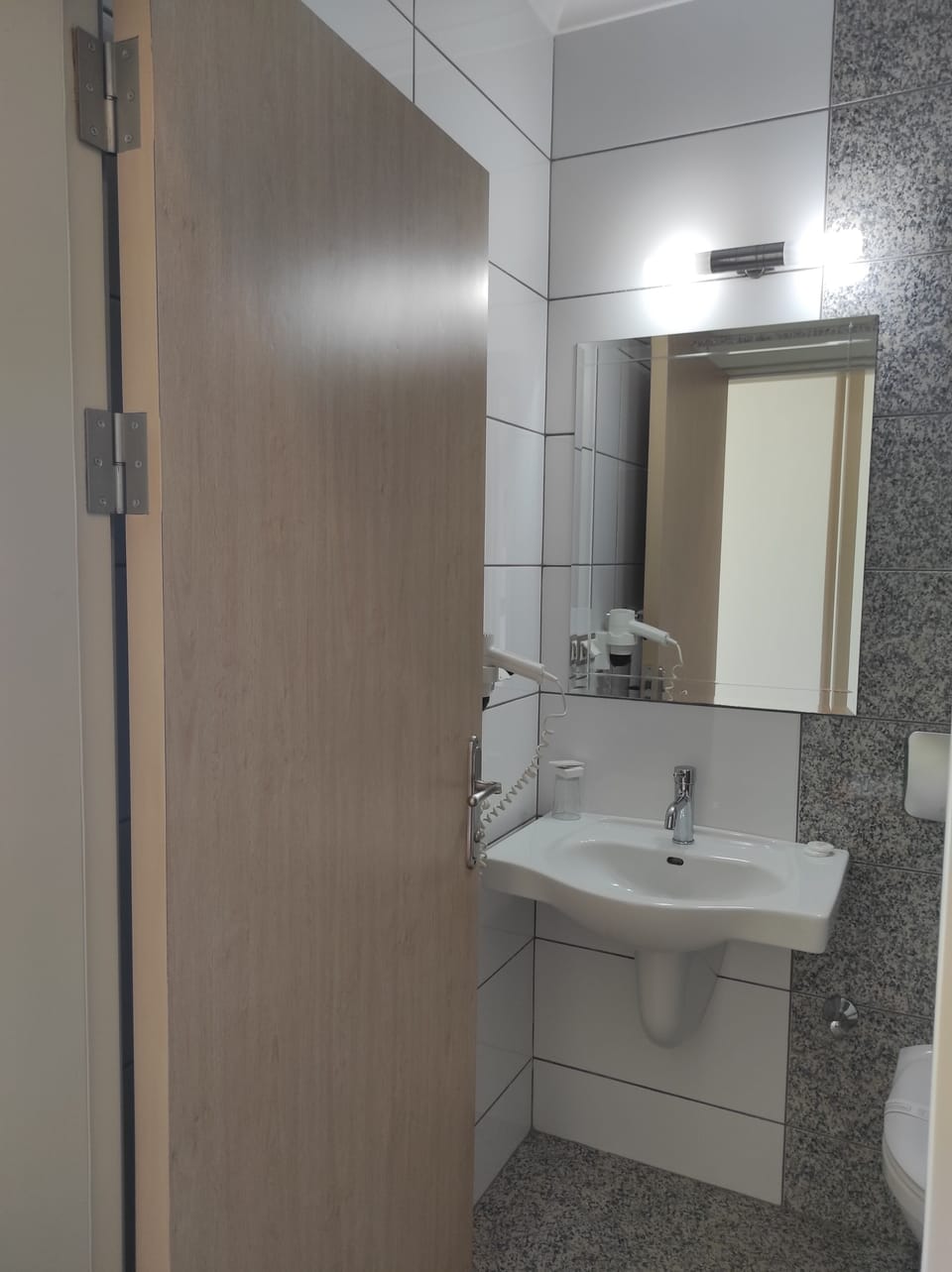 Economy Single Room, 1 Twin Bed, Balcony | Bathroom | Shower, free toiletries, hair dryer, slippers