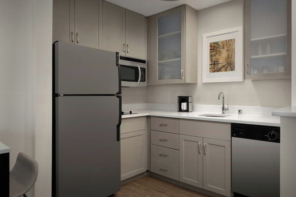 Full-size fridge, microwave, stovetop, dishwasher