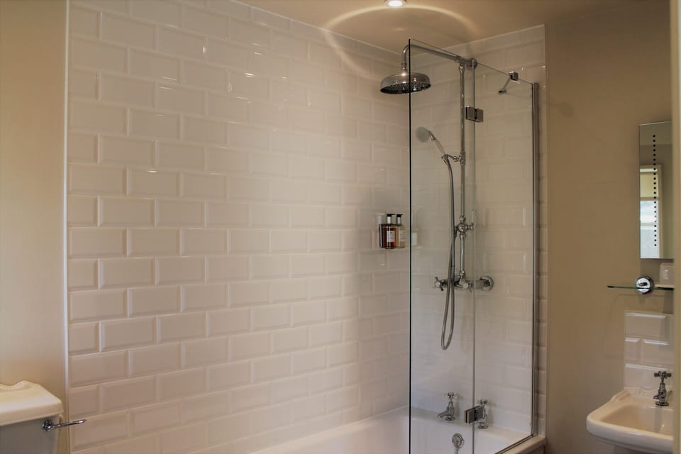 Superior Double Room, Ensuite (Superior Double) | Bathroom | Free toiletries, hair dryer, soap, shampoo