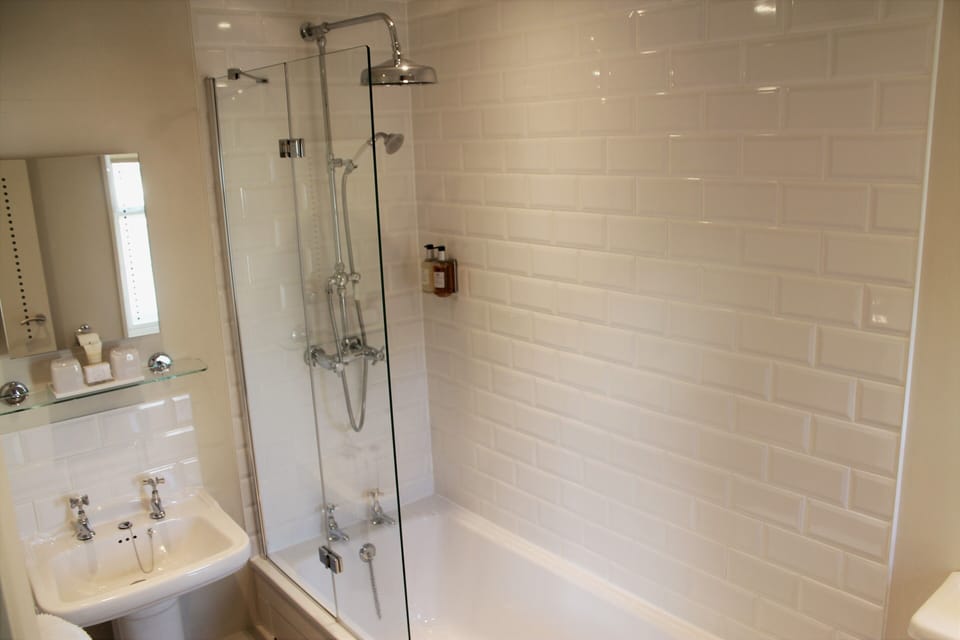 Superior Double Room, Ensuite (Superior Double) | Bathroom | Free toiletries, hair dryer, soap, shampoo