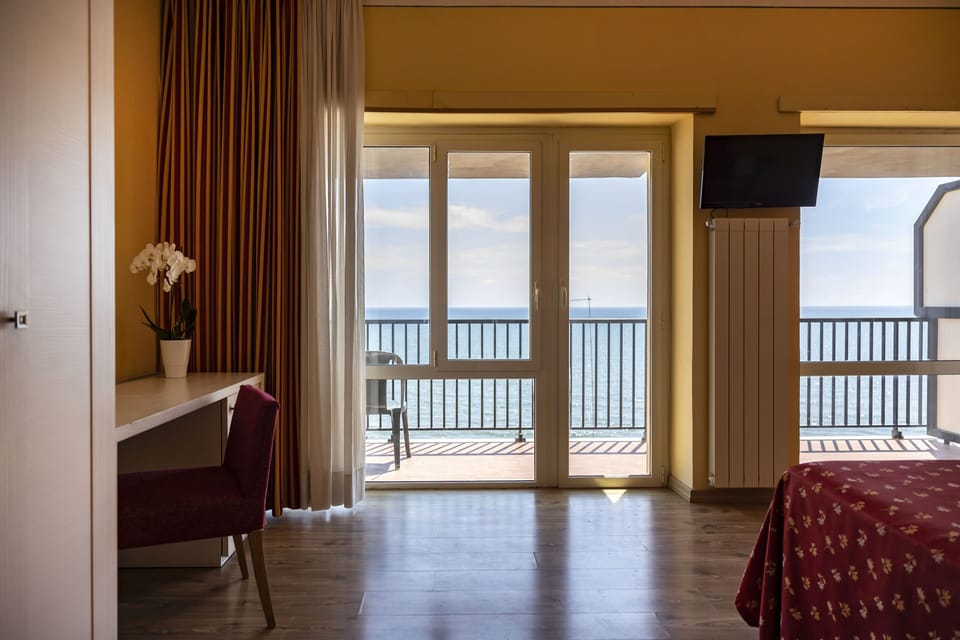 In-room safe, cribs (surcharge), WiFi (free), bed sheets