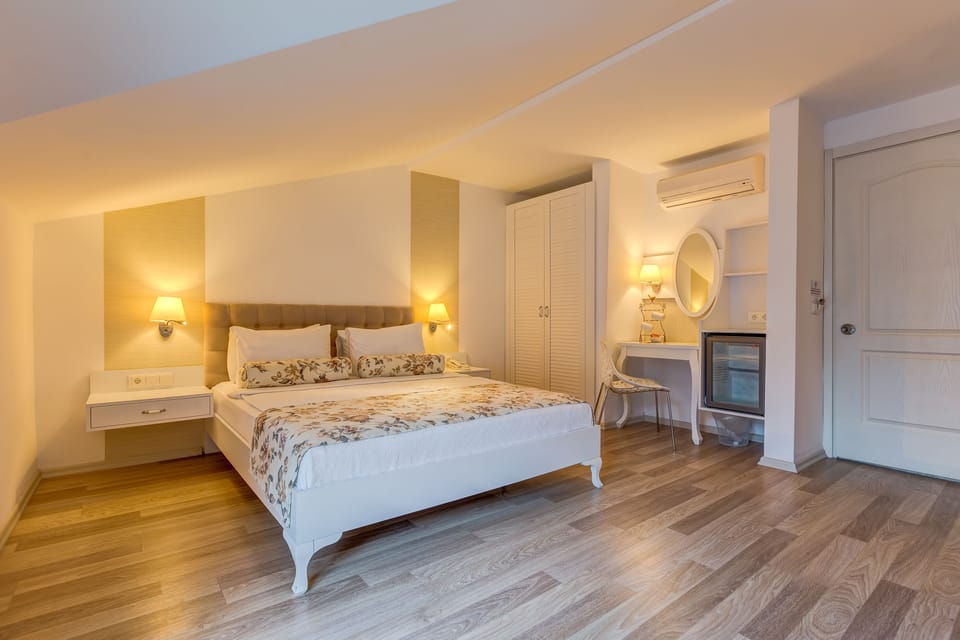 Deluxe Room | 1 bedroom, premium bedding, minibar, desk