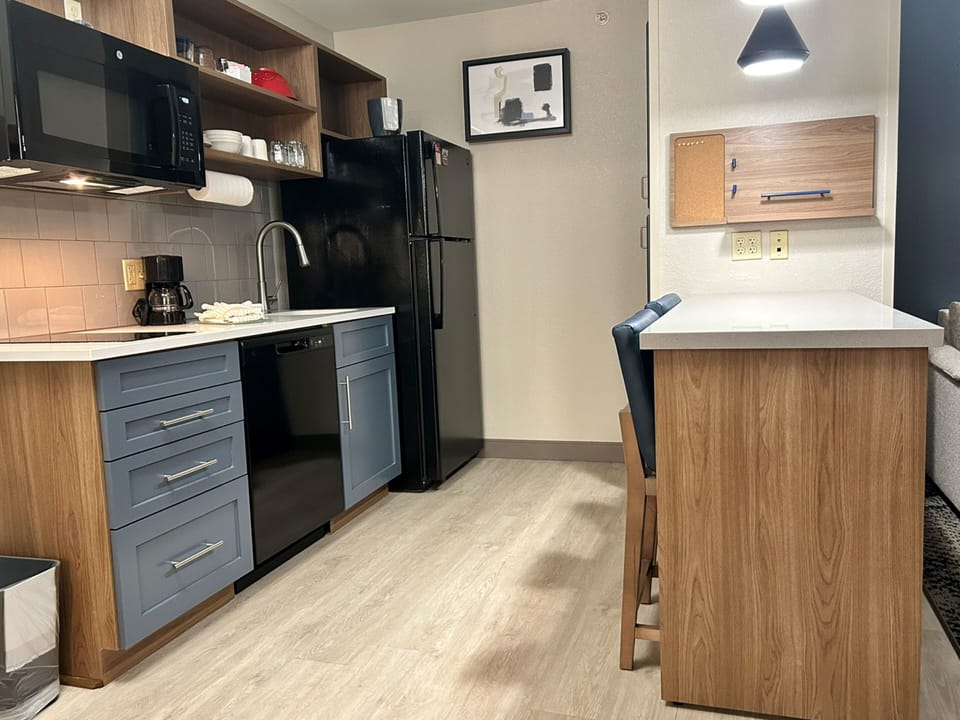 Full-size fridge, microwave, stovetop, dishwasher