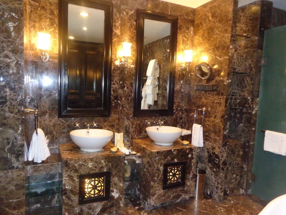 Deluxe Suite, 1 Bedroom, Mountain View | Bathroom | Separate tub and shower, free toiletries, hair dryer, slippers