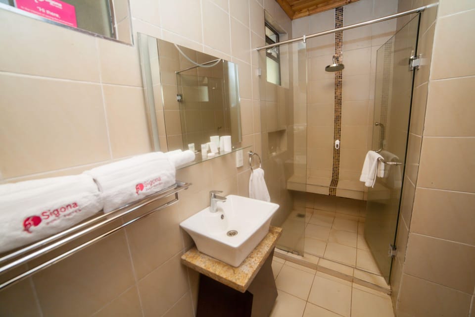 Shower, rainfall showerhead, free toiletries, hair dryer