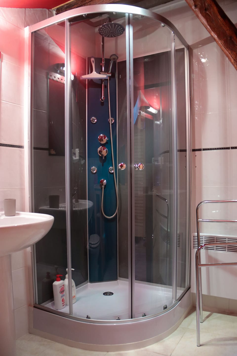 Room, Private Bathroom (Chambre Randonneur) | Bathroom | Shower, free toiletries, hair dryer, towels