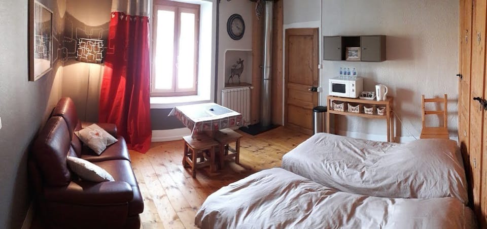 Comfort Suite, Private Bathroom (Chamois) | 1 bedroom, minibar, individually decorated, desk