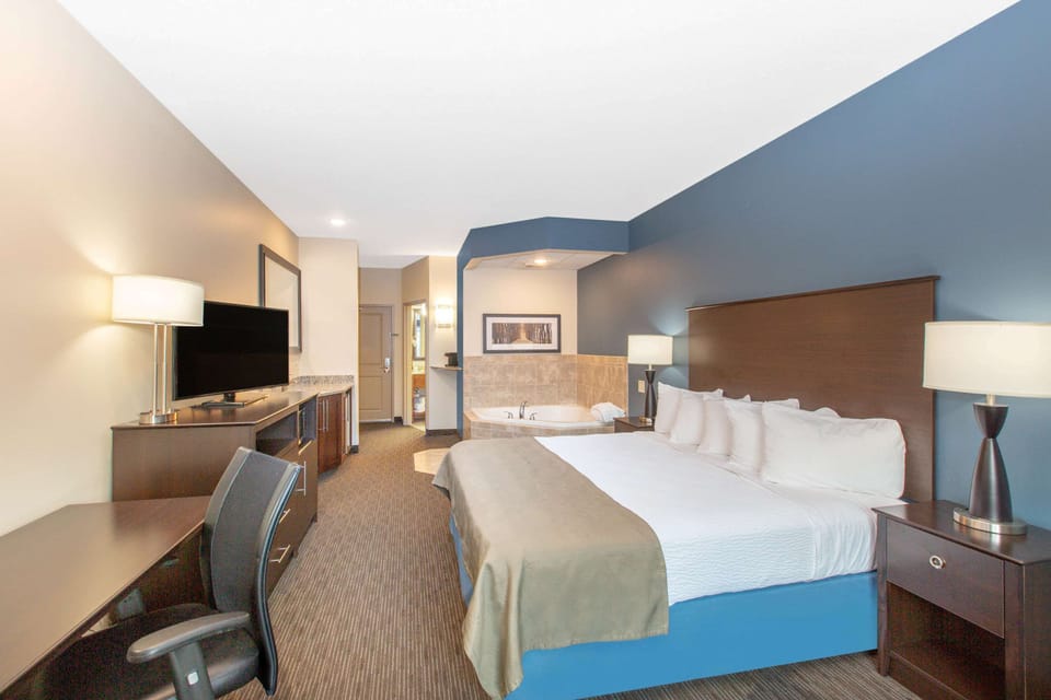 Executive Studio Suite, 1 King Bed, Non Smoking | Desk, blackout drapes, iron/ironing board, free cribs/infant beds