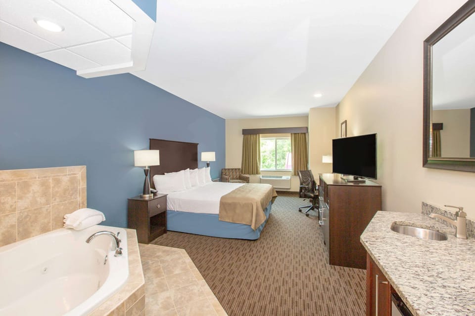Deluxe Studio Suite, 1 King Bed, Non Smoking | Desk, blackout drapes, iron/ironing board, free cribs/infant beds