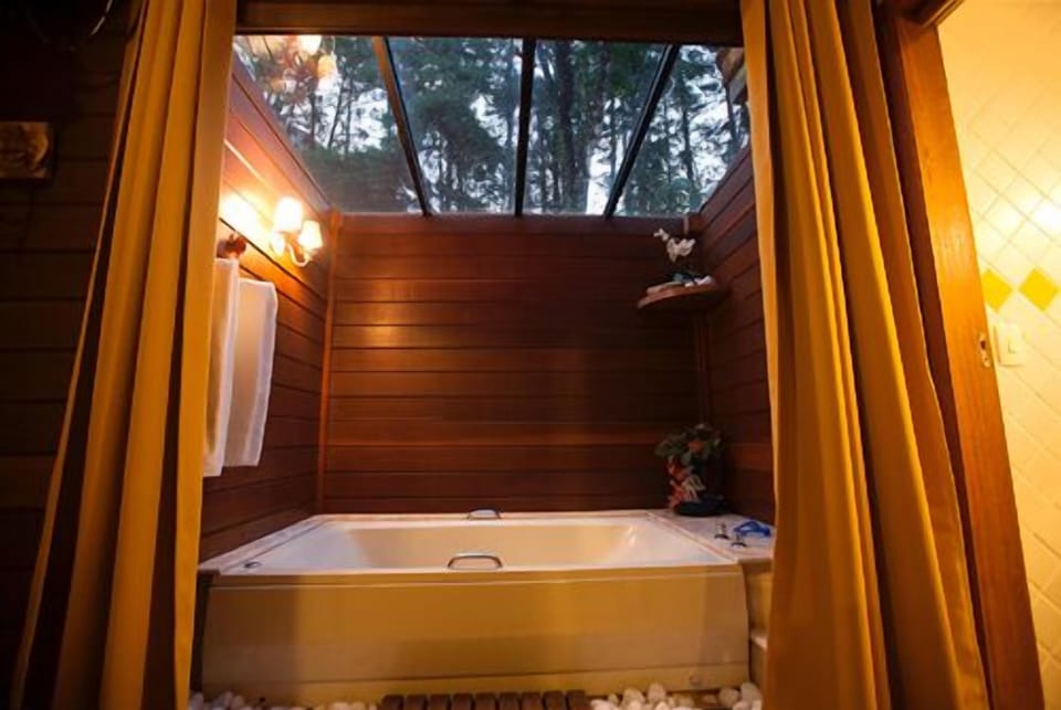 Chalet, Jetted Tub (Orquidea) | Hypo-allergenic bedding, minibar, individually decorated