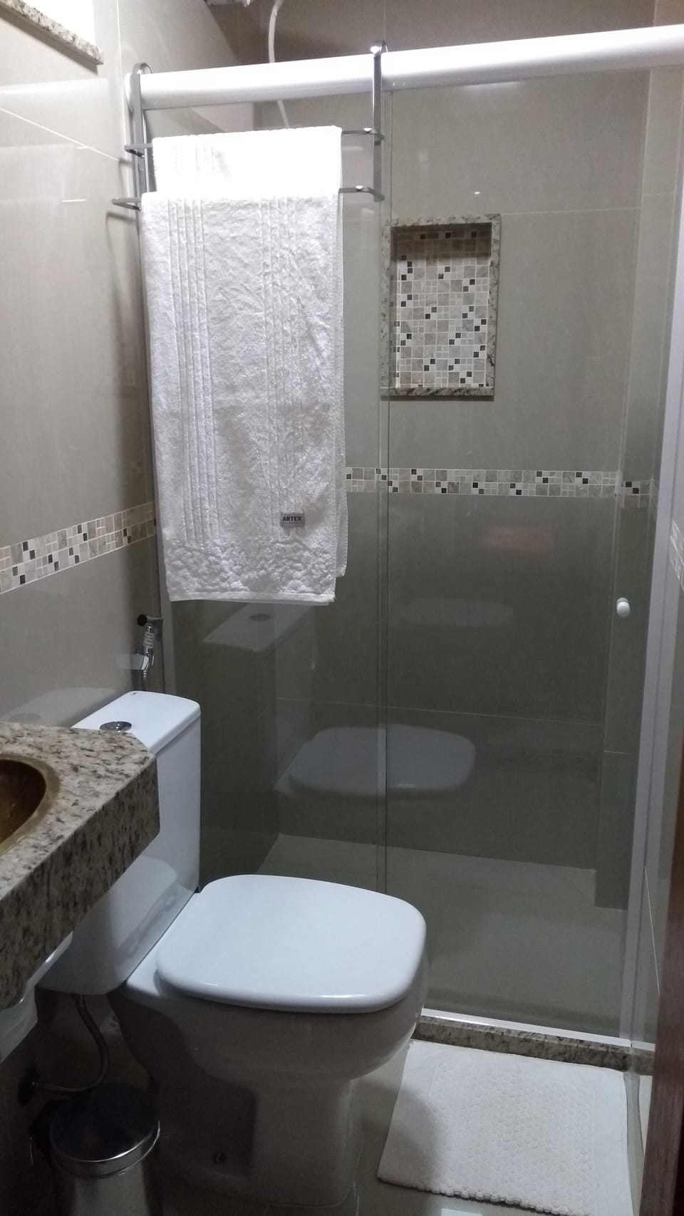 Quarto 07 | Bathroom | Shower, free toiletries, hair dryer, towels