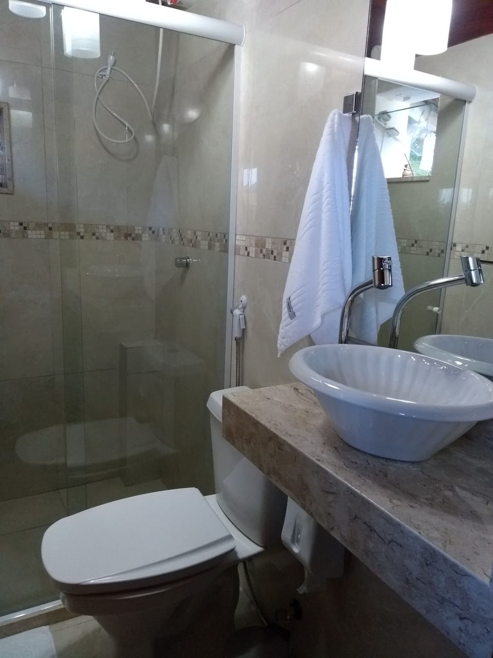 Quarto 03 | Bathroom | Shower, free toiletries, hair dryer, towels