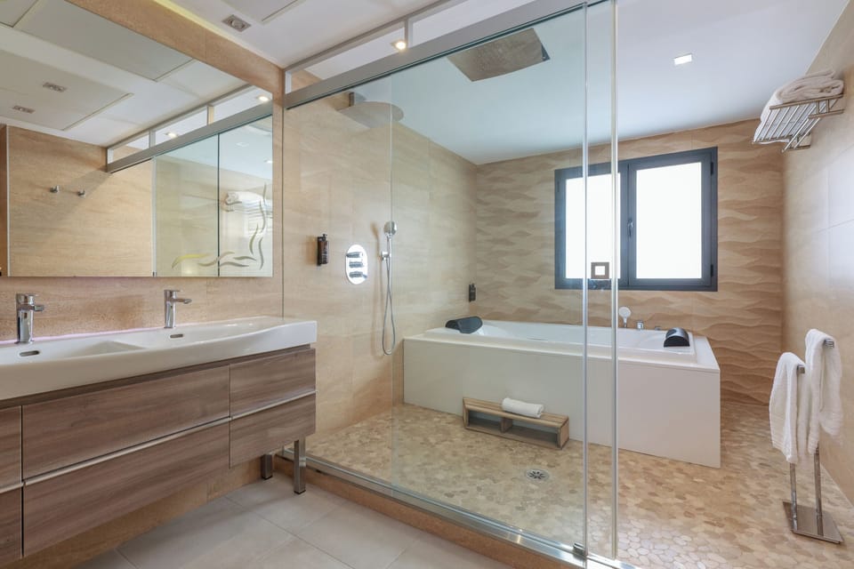 Suite | Bathroom | Rainfall showerhead, eco-friendly toiletries, hair dryer, towels
