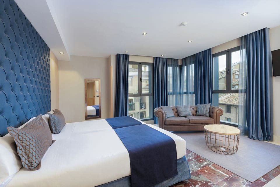 Junior Room | In-room safe, desk, laptop workspace, blackout drapes
