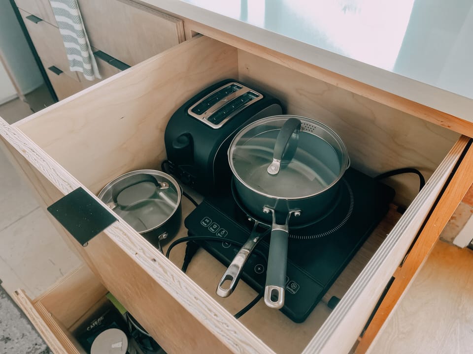 Induction stove, toaster, and pots are provided.